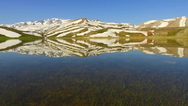 Pırıltılı G&ouml;l&uuml;n Doğal Yansıması
