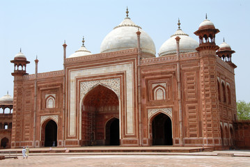 Fototapeta na wymiar Réplique de la mosquée (Jawab) à droite du Taj Mahal, situé à Agra, Rajasthan, Inde