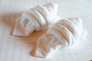 Fototapeta na wymiar white towels on bed