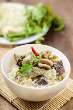 Thai food, rice noodles with green curry chicken (Kanom Jeen Kang Keaw Wan Gai)