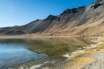 Montaña con lago