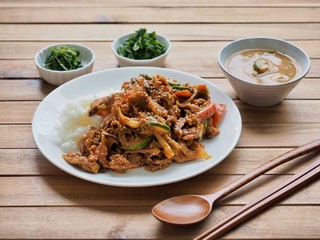 한국의 음식 제육덮밥 