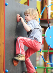 Obraz premium Child on climbing-wall in playground