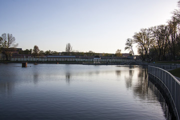 Fototapeta na wymiar lake in city park