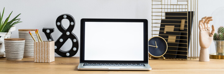 Mockup laptop on desk - obrazy, fototapety, plakaty