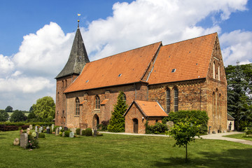 Fototapeta na wymiar St. Willehad Kirche in Groß Grönau bei Lübeck