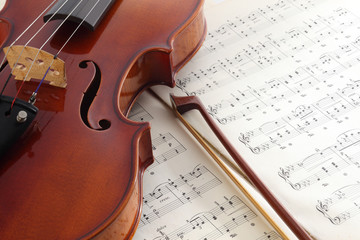 楽譜とヴァイオリン