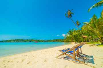 Obraz na płótnie Canvas Beautiful tropical beach and sea with coconut palm tree in paradise island