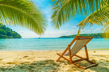 Obraz na płótnie Canvas Beautiful tropical beach and sea with coconut palm tree in paradise island