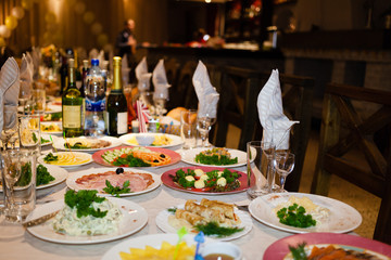 Свадебный стол с блюдами