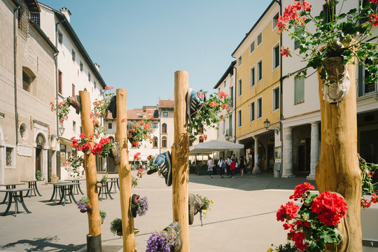 Bassano del Grappa, Italy : Montevecchio square -. Floral decorations with old shoes