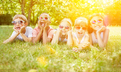 Multikulturelle Kinder mit Sonnenbrillen im Sommer