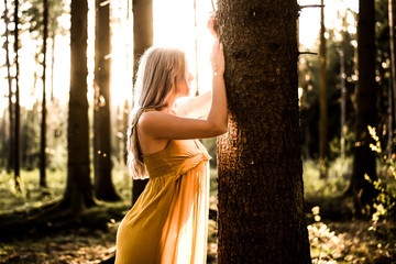 Junge Frau tankt Energie im Wald