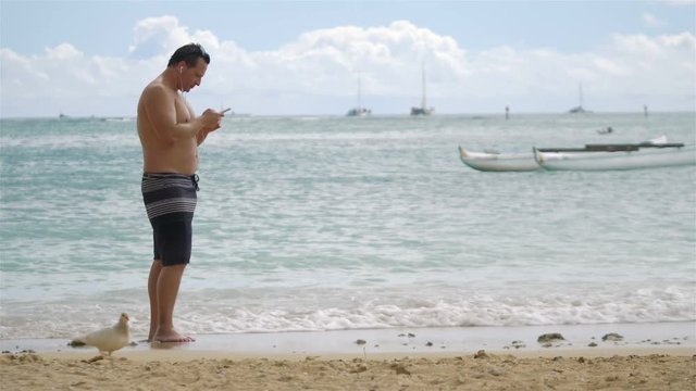 Professional video of holidays on the phone in Honolulu Hawaii in 4k slow motion 60fps