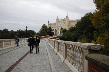 Two girls go towards Lublin Castle