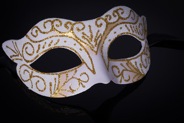 Máscara de Venecia sobre fondo negro