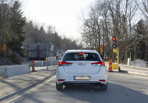 En personbil har stannat f&ouml;r r&ouml;tt lyse vid ett v&auml;gbygge