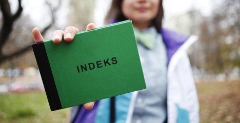 Fototapeta Studentka trzyma index w ręce obraz