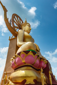Goldene Touristenattraktion Großer Buddha (von Schräg unten) auf Koh Samui, Thailand