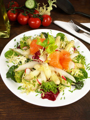 Salat mit Spargel und Lachs