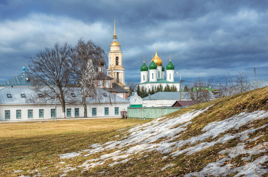 Остатки снега весной и вид на Кремль в Коломне temples of the Kremlin  in Kolomna