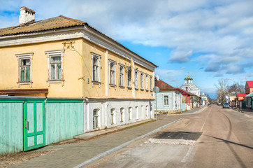 Fototapeta na wymiar По улице Посадской в Коломне A wooden house on Posadskaya Street