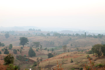 Obraz premium Foggy mountain valley at sunrise in the village in Nasik, Maharashtra, India