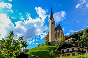 Fototapeta na wymiar Saint Vincent Church in Heiligenblut, Austria