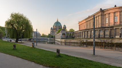 Blick auf den Berliner Dom aus dem Monbijoupark zum Sonnenaufgang © Thomas