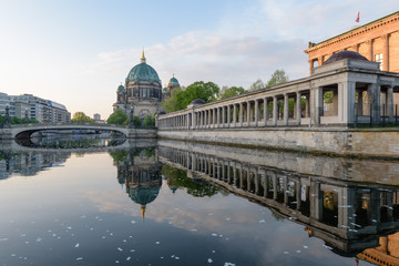 Sonnenaufgang am Berliner Dom in Berlin im Frühling © Thomas