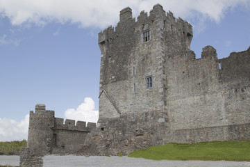 Fototapeta na wymiar Ross castello Caislean Ross Killarney Irlanda 