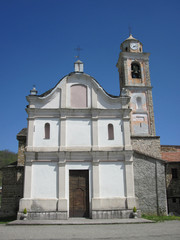 Fototapeta na wymiar Chiesa rurale con campanile e orologio
