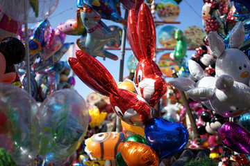 Lustige Hasenluftballons auf dem Jahrmarkt