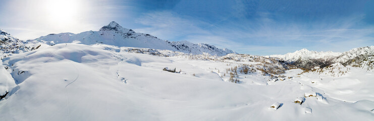 Fototapeta na wymiar Valmalenco (IT) - Vista aerea panoramica invernale di Campagneda con Pizzo Scalino e Monte Disgrazia