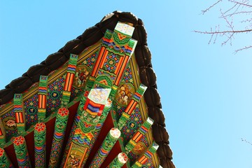 Naklejka premium Traditional roof of ancient at Korean architecture