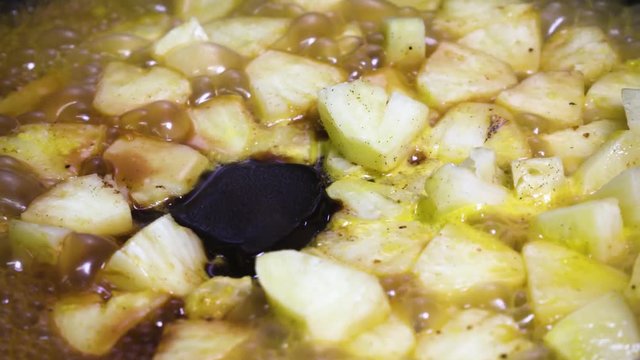 cuisson annanas dans un restaurant 