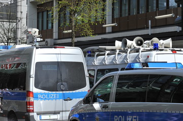 Mannschaftsfahrzeuge der Polizei mit Lautsprecheranlage und Kameraüberwachung zum Einsatz bei...