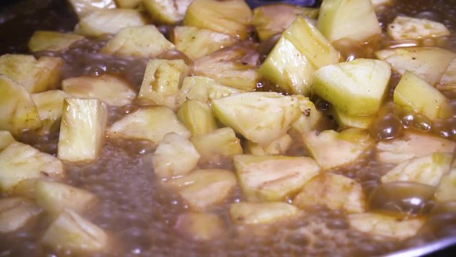 cuisson annanas dans un restaurant 