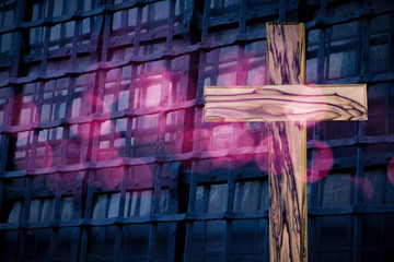 Christlicher Hintergrund mit Holzkreuz und Lichtern