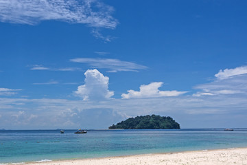 Fototapeta na wymiar Beach on the Manukan Island, Sabah, Malaysia.