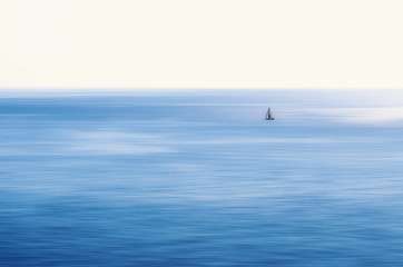  barca sola in mezzo al mare piatto