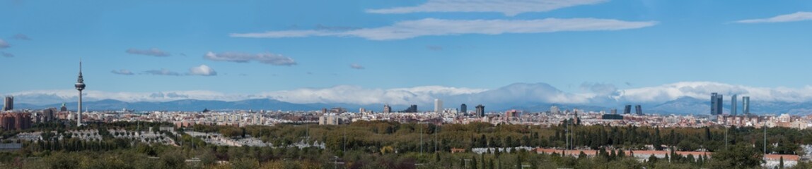 Vista panorámica de Madrid con las montañas al fondo. España