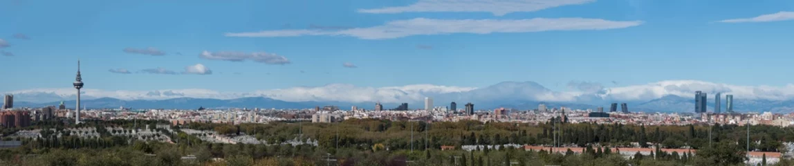 Zelfklevend Fotobehang Vista panorámica de Madrid con las montañas al fondo. España © jfreplica