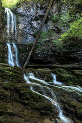 Wasserfall an Felsen im Wald
