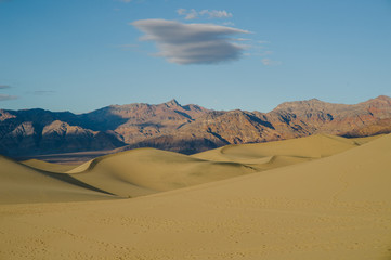 Fototapeta na wymiar solo cloud over dunes