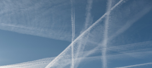 Kondensstreifen am Himmel