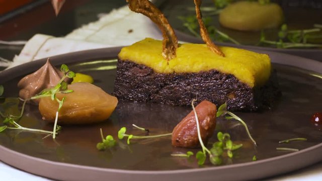 pr&eacute;paration d'un plat gastronomique