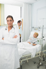 Obraz premium Female doctor crossing her arms