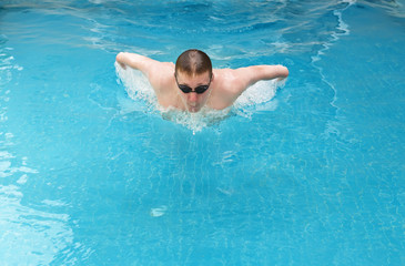 The young man swims sports style..