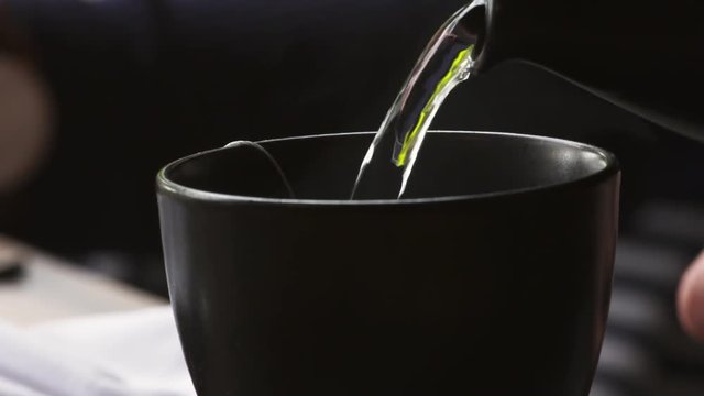 service du th&eacute; dans un restaurant 